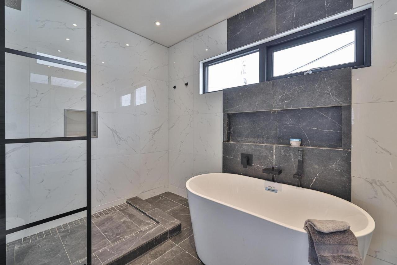 New Modern 1400 Sq Ft Coach House Near Everything Toronto Exterior foto